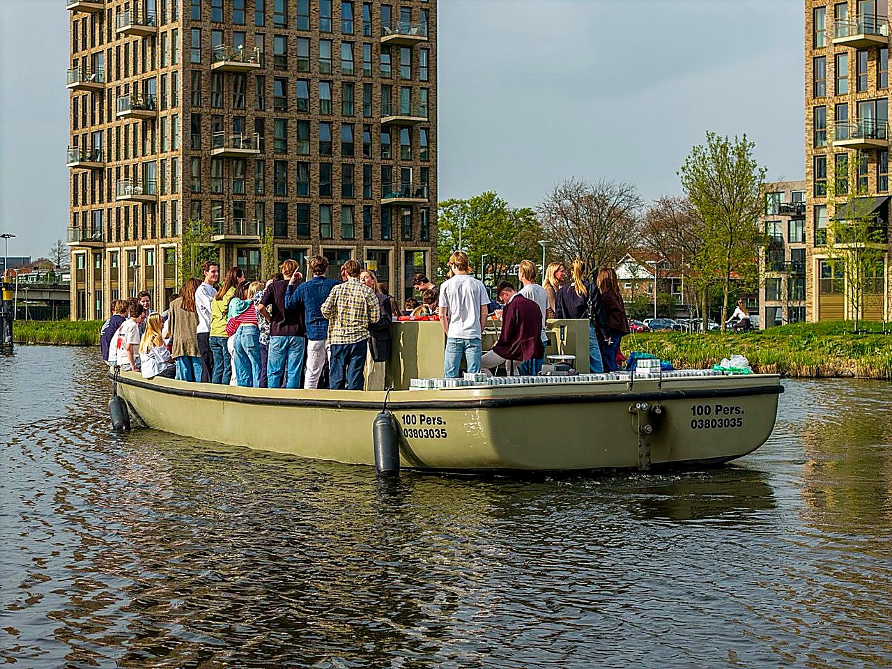 De Olifant vaart met gasten aan boord over het IJ in Amsterdam